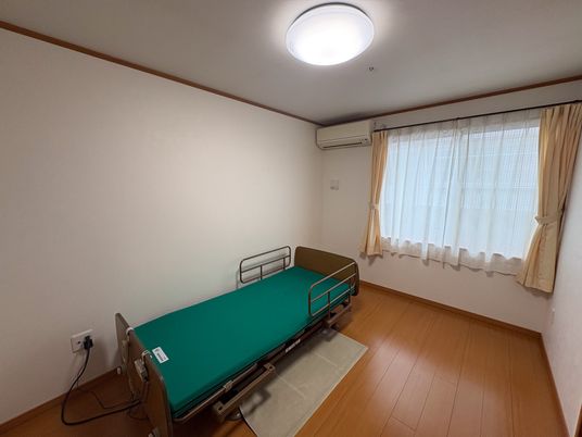 明るい居室の風景