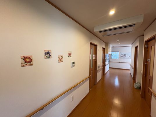 作品が飾られた廊下
