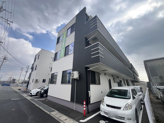 モダンな外観の建物
