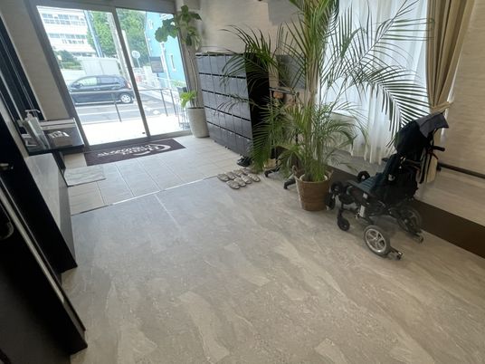 明るい空間のエントランス