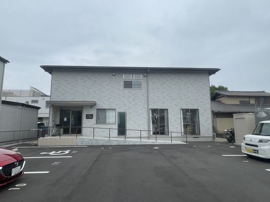 入口のある建物外観