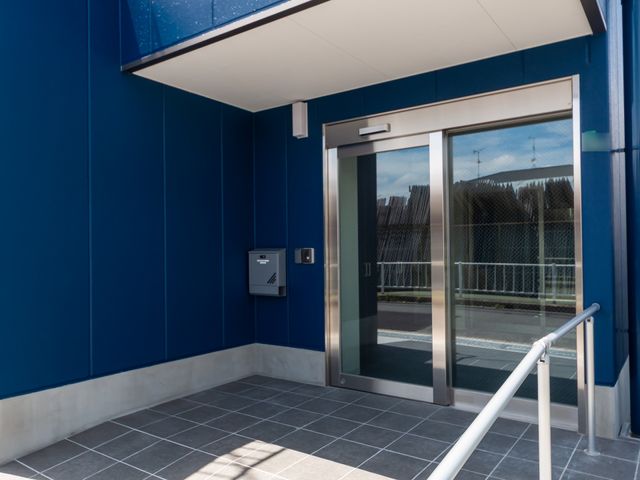 入り口付近 エントランス 屋根がしっかりある入口は落ち着いたデザインで、施設への入りやすさを感じさせます。