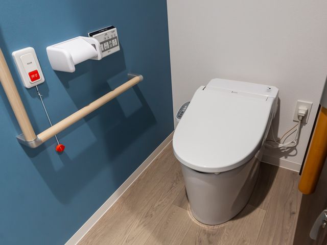 清潔で使いやすいトイレ トイレ 手すりが設置された安全なトイレです。広々とした空間でサポートしやすいです。