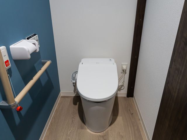 清潔なトイレ空間 トイレ シンプルで清潔感のあるトイレです。手すりが設置されており、安心して利用できます。