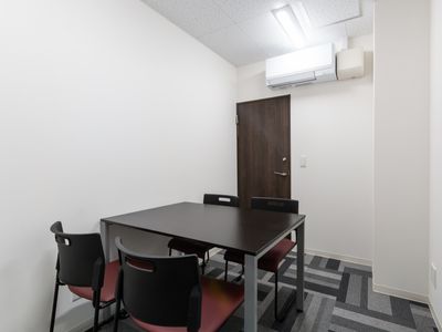 落ち着いた色合いの部屋