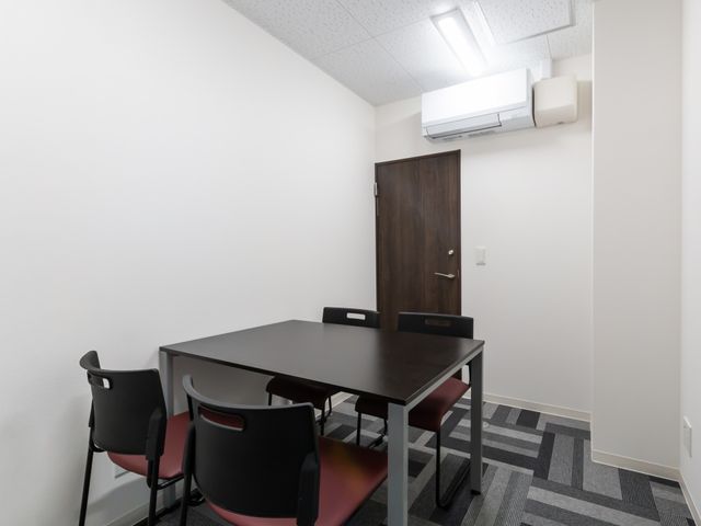 落ち着いた色合いの部屋 多目的室 落ち着いた色合いの部屋で、面談や打ち合わせに最適です。少人数での利用にぴったりです。