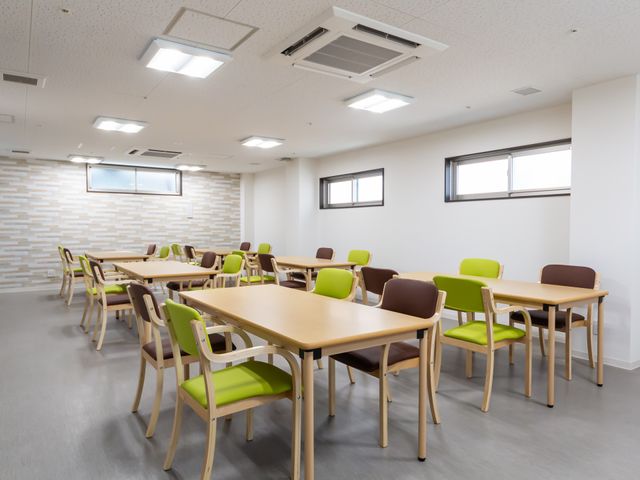 広々とした食堂 食堂 ゆったりとしたスペースが確保され、自然光が差し込む快適な食事エリアです。椅子の配置が工夫されています。