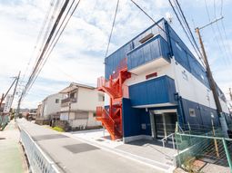 青い外壁の建物