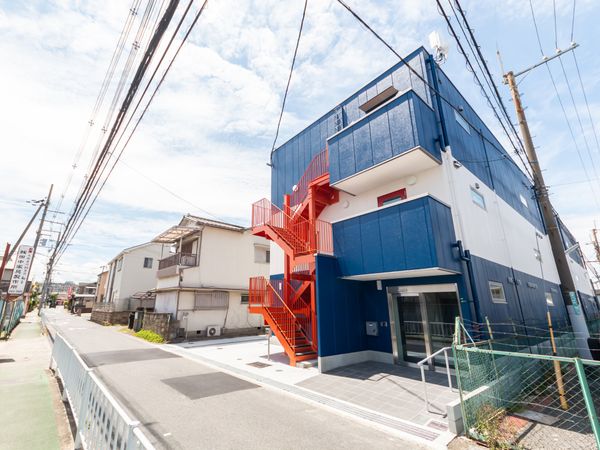 青い外壁の建物