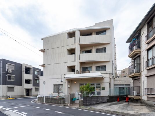 静かな住宅街の建物外観