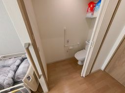 トイレとベッドの間の空間