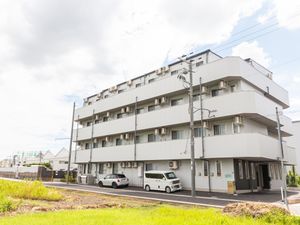 広々とした建物外観