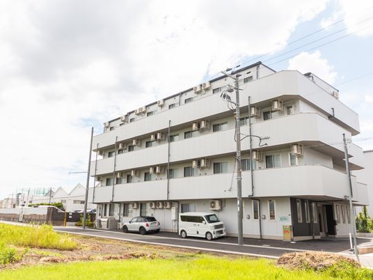 広々とした建物外観