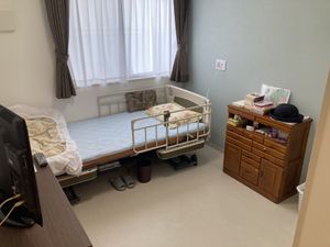 ベッドと収納のある居室