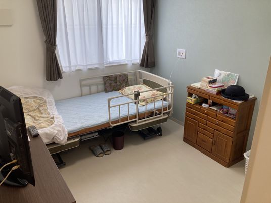 ベッドと収納のある居室