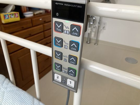 操作パネル付きベッド