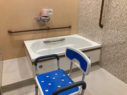 手すり付きの浴室