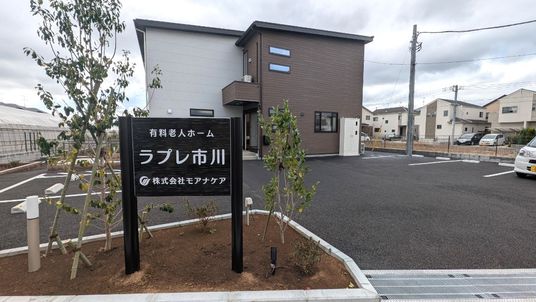 植栽のある建物前