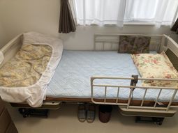 快適なベッドと窓