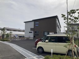 駐車場のある建物外観
