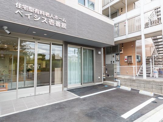 入口が映る外観