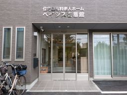 ガラス扉のエントランス