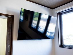 壁掛けテレビのある室内  