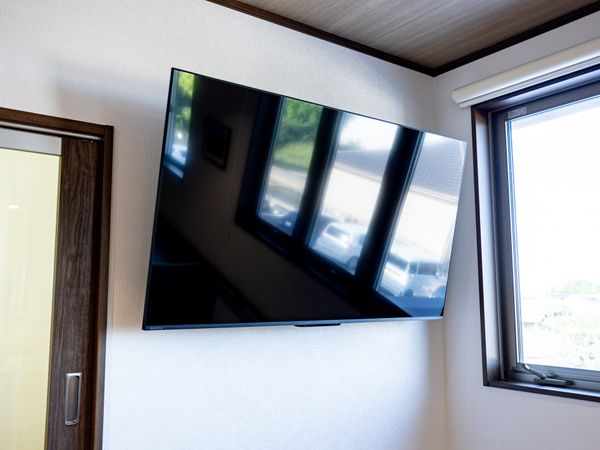 壁掛けテレビのある室内  