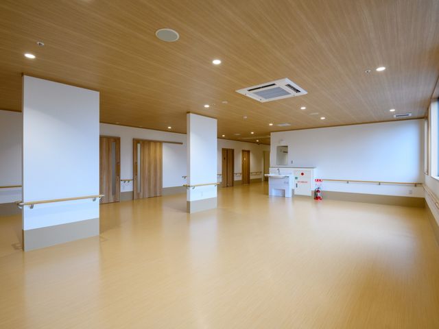 広々とした多目的室 多目的室 自然光が差し込む広々とした空間です。様々な活動に適した環境が整っています。