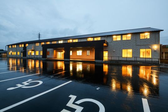 ライトアップされた建物の外観