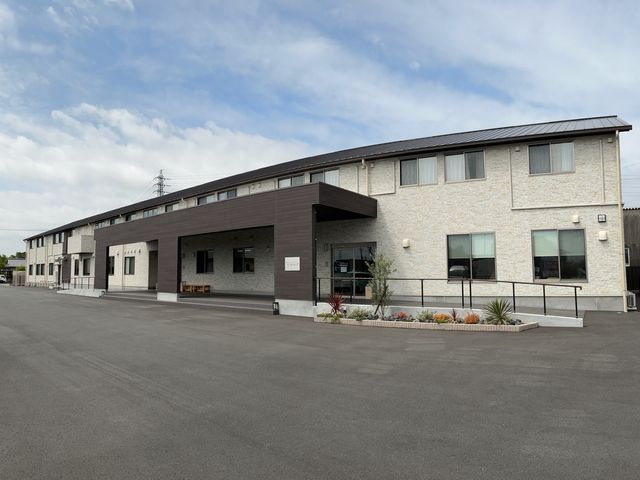 広々とした外観 外観 開放感あふれるデザインの建物で、明るい雰囲気が働く環境を和やかにします。