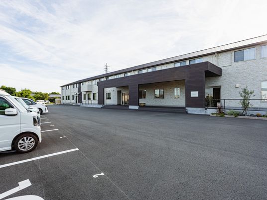 広い駐車場の外観  