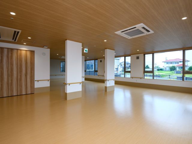 明るい多目的室 多目的室 広々とした明るい空間で、自然光がたっぷりと入り心地よく過ごせます。様々な活動に最適です。