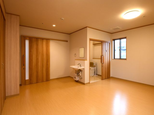 シンプルな居室空間 居室 自然光が差し込む明るい居室で、広々とした空間が心地よいです。