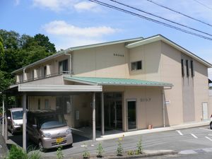 広い駐車場の外観