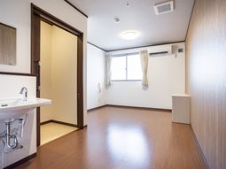 明るい居室と洗面台  