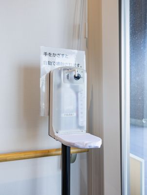 自動消毒器のある廊下  