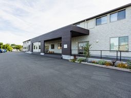 明るい外観の建物外観  