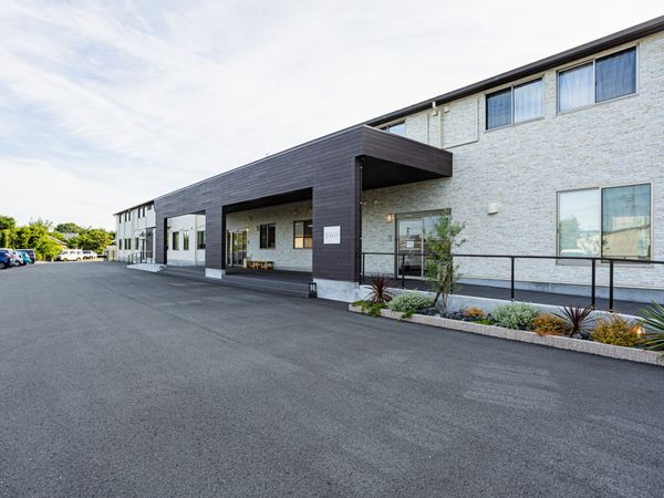 明るい外観の建物外観  