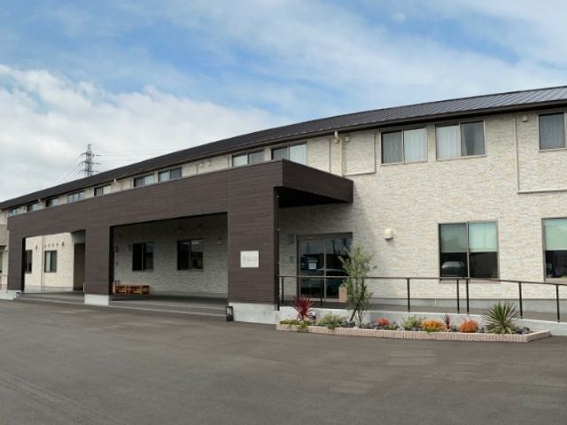 介護施設の外観 外観   落ち着いた色合いの建物で、車寄せのある出入口が見えます。利用者さまの送迎時も出入りしやすそうです。