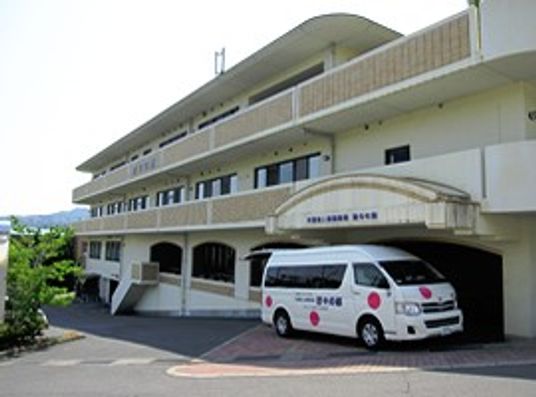 施設外観と送迎車が見える外観  