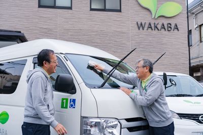 清掃中の職員と車両