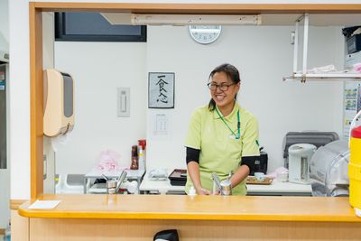 笑顔のスタッフがいる厨房