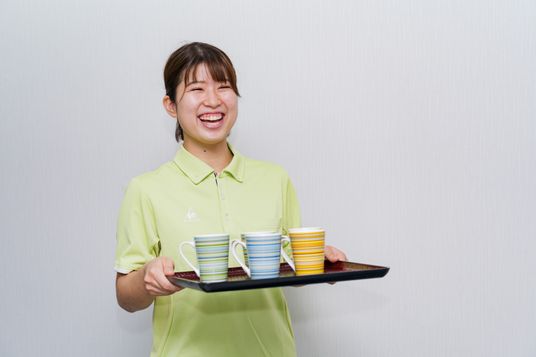 笑顔でサービスをするスタッフ