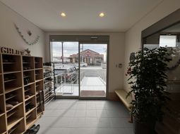明るい出入口の風景