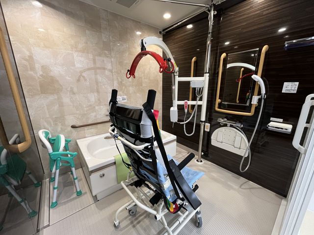 入浴設備 浴室 安全に配慮された使いやすい入浴空間です。介助が必要な方も安心できる環境です。