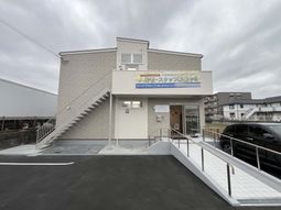 階段付きの建物外観