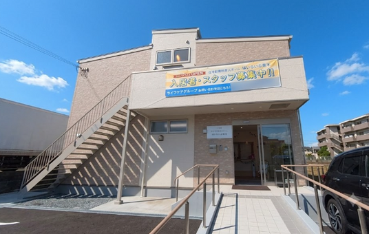 ベージュの建物外観