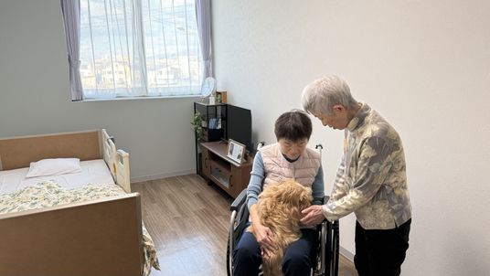 犬と交流する居室