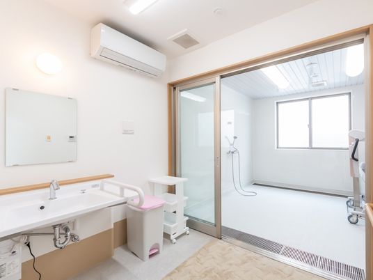 明るい洗面台のある部屋